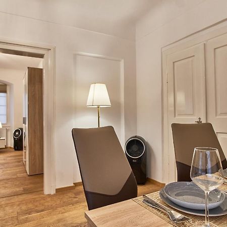 Charles Bridge Royal Apartment Прага Экстерьер фото