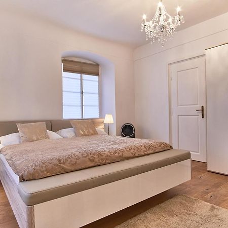 Charles Bridge Royal Apartment Прага Экстерьер фото