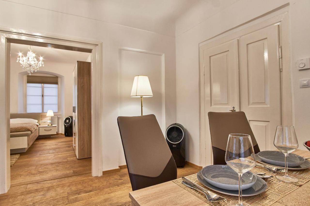Charles Bridge Royal Apartment Прага Экстерьер фото