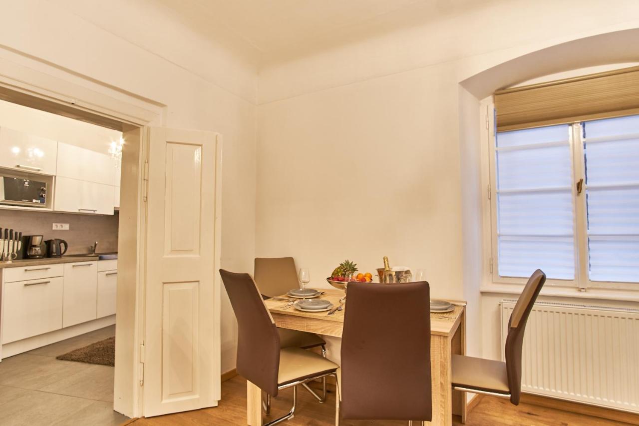Charles Bridge Royal Apartment Прага Экстерьер фото