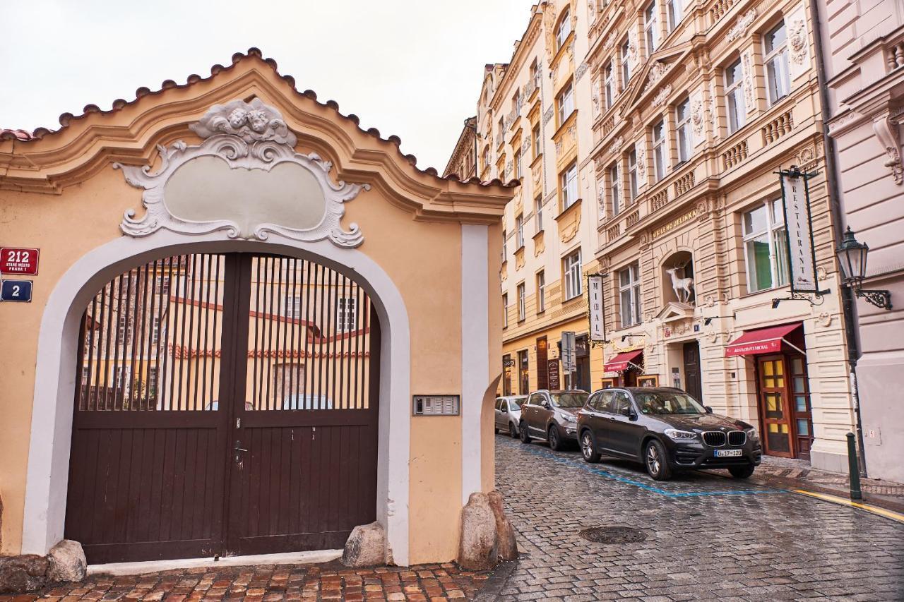 Charles Bridge Royal Apartment Прага Экстерьер фото