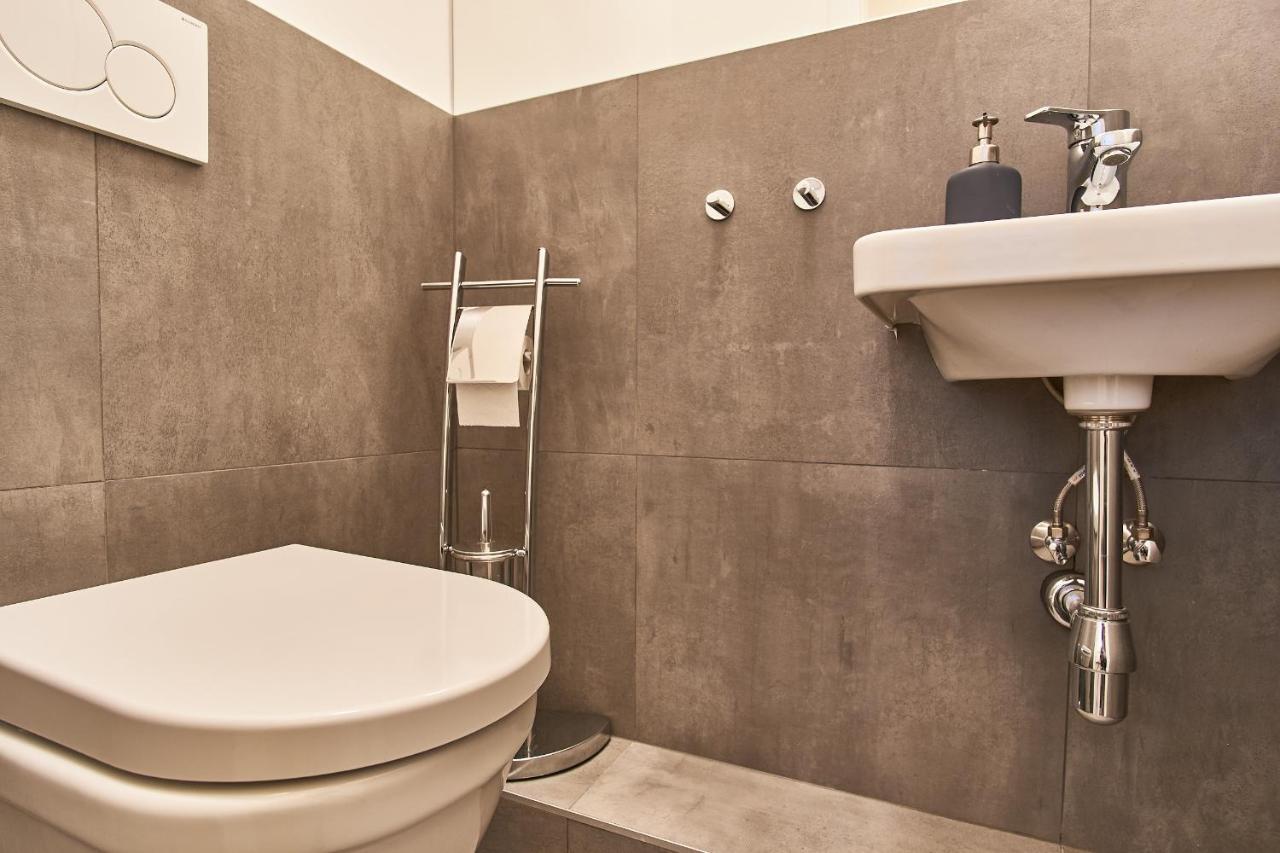 Charles Bridge Royal Apartment Прага Экстерьер фото