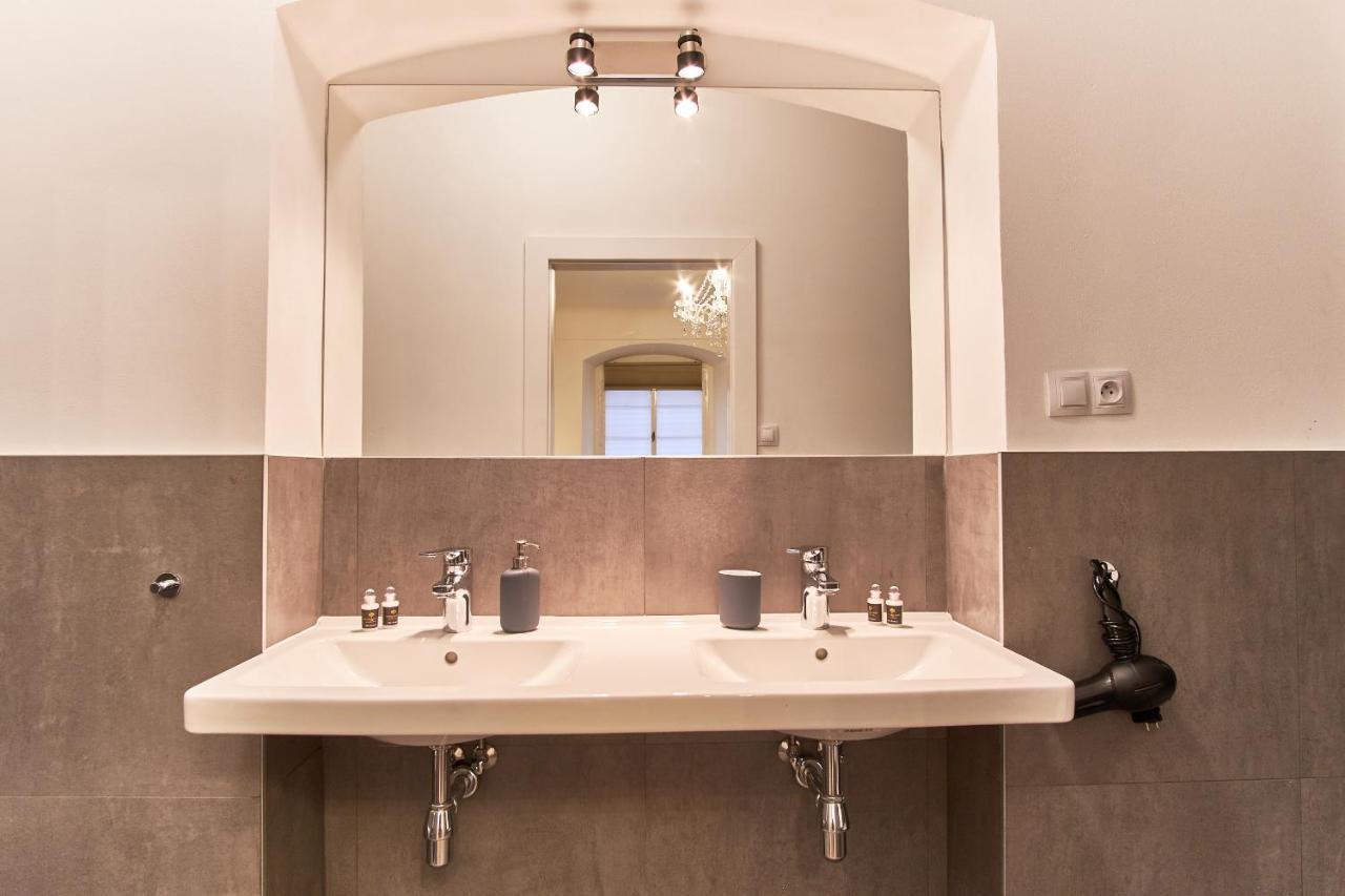 Charles Bridge Royal Apartment Прага Экстерьер фото