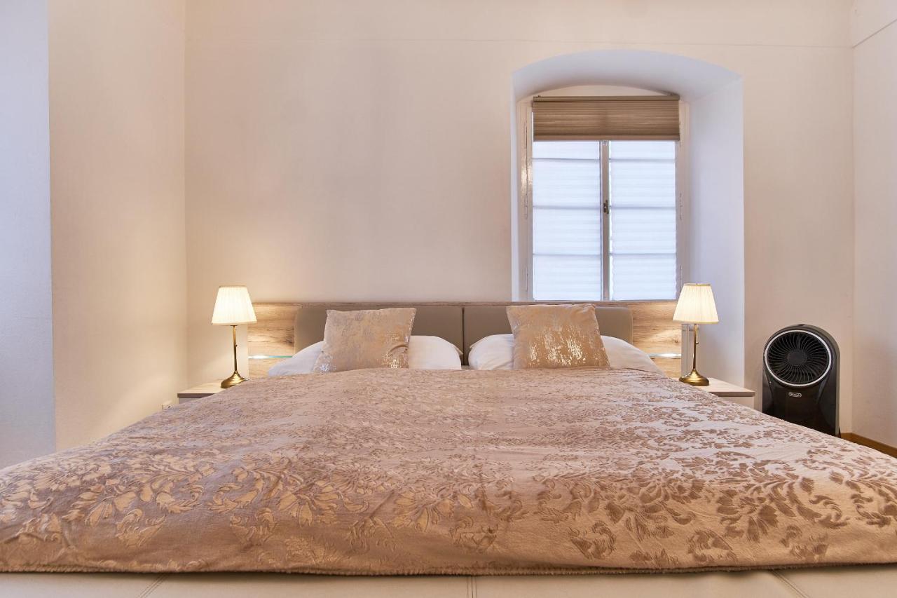 Charles Bridge Royal Apartment Прага Экстерьер фото