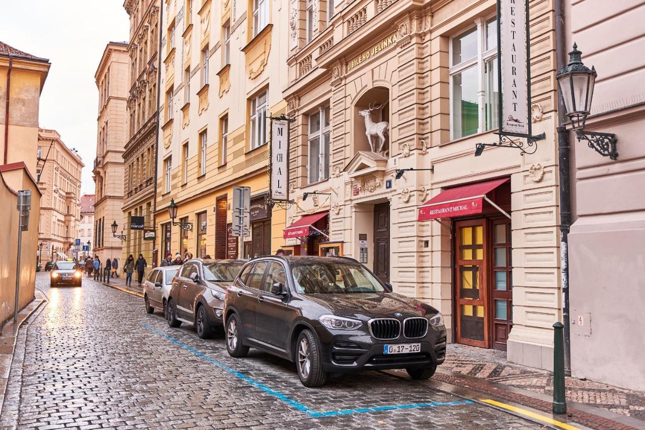 Charles Bridge Royal Apartment Прага Экстерьер фото