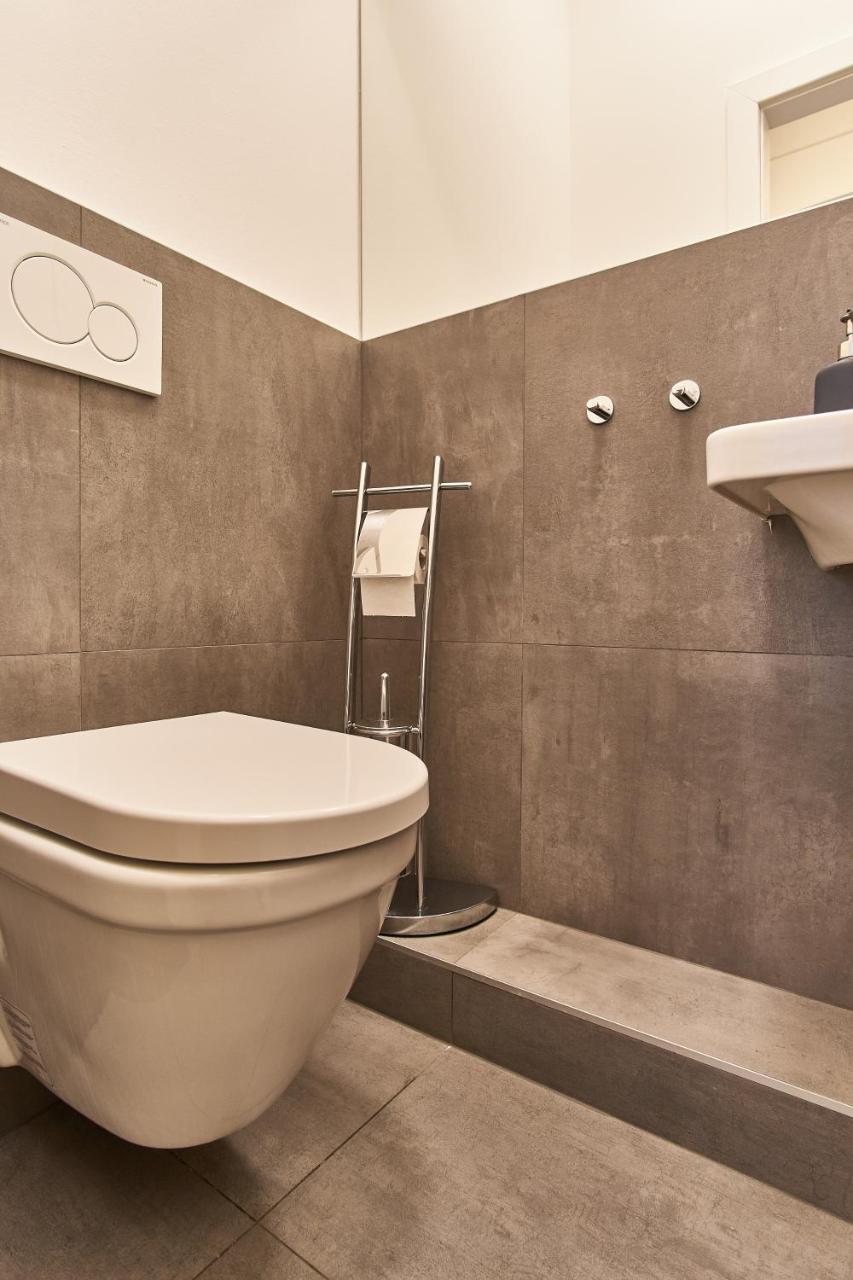 Charles Bridge Royal Apartment Прага Экстерьер фото