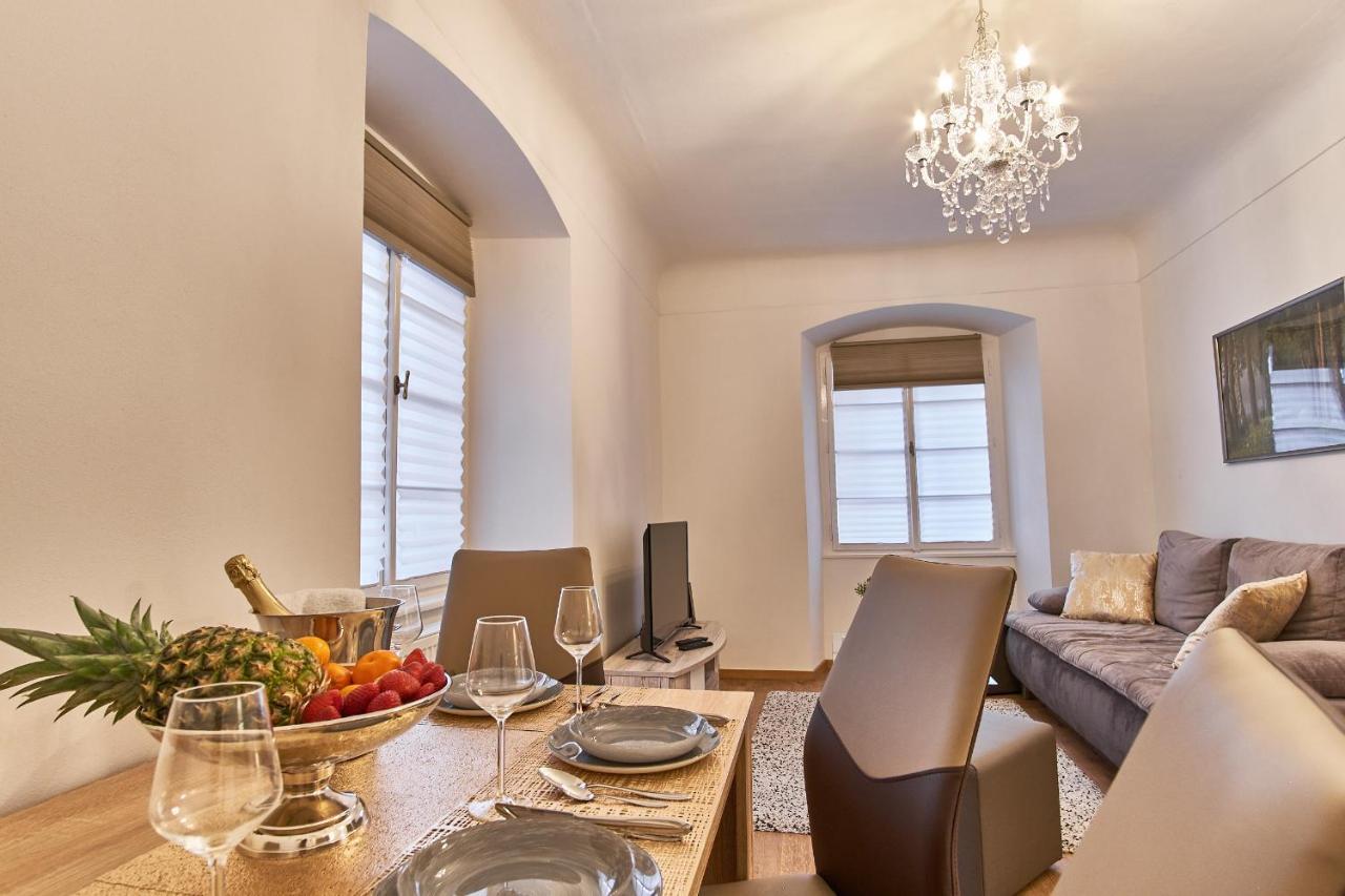 Charles Bridge Royal Apartment Прага Экстерьер фото