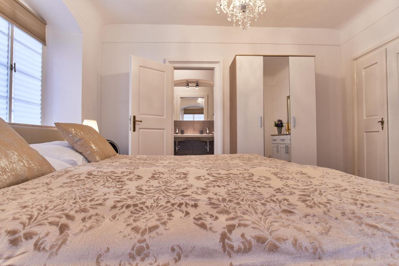 Charles Bridge Royal Apartment Прага Экстерьер фото