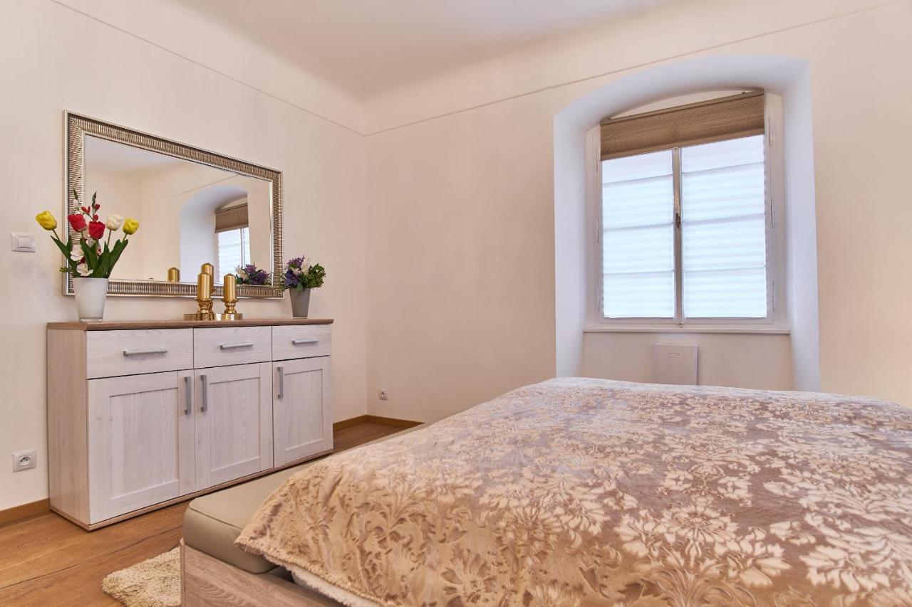 Charles Bridge Royal Apartment Прага Экстерьер фото