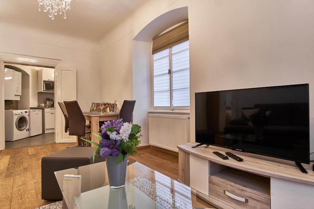Charles Bridge Royal Apartment Прага Экстерьер фото