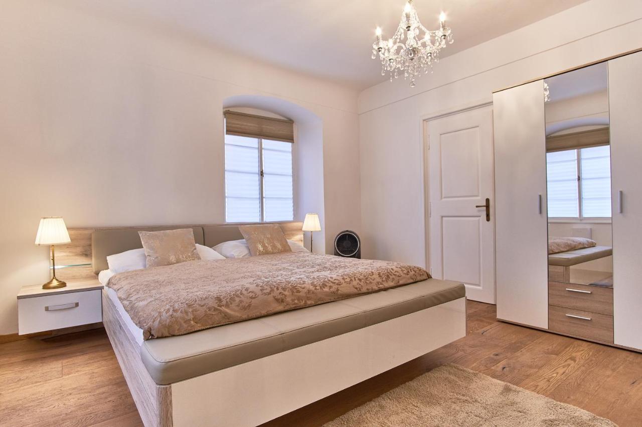 Charles Bridge Royal Apartment Прага Экстерьер фото